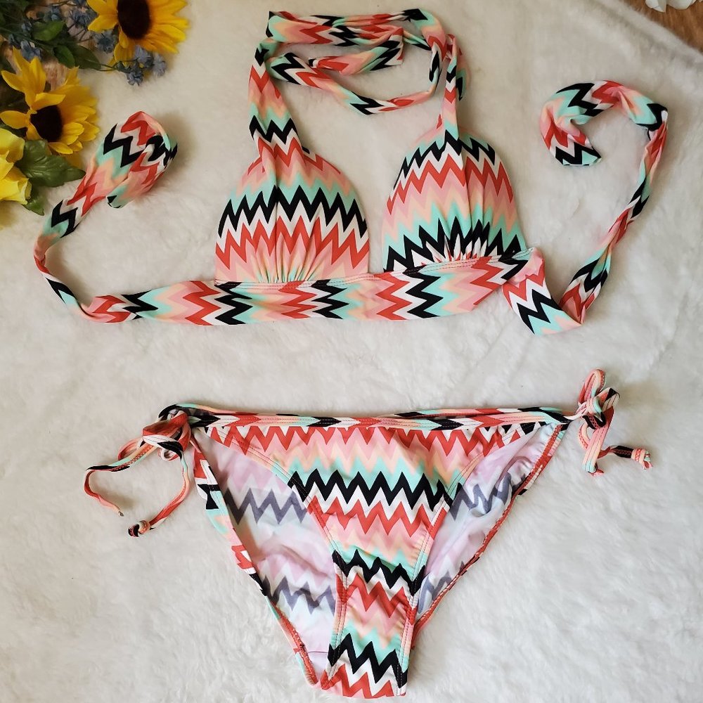 NWOT BOOHOO SWIMWEAR CHEVRON PRINT HALTER BIKINI